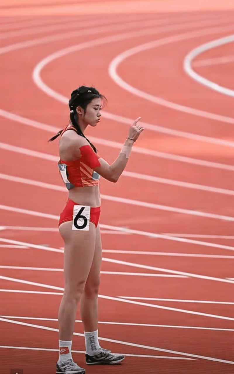 最近,在成都大运会上,川妹子吴艳妮在女子100米跨栏比赛中获得了第二