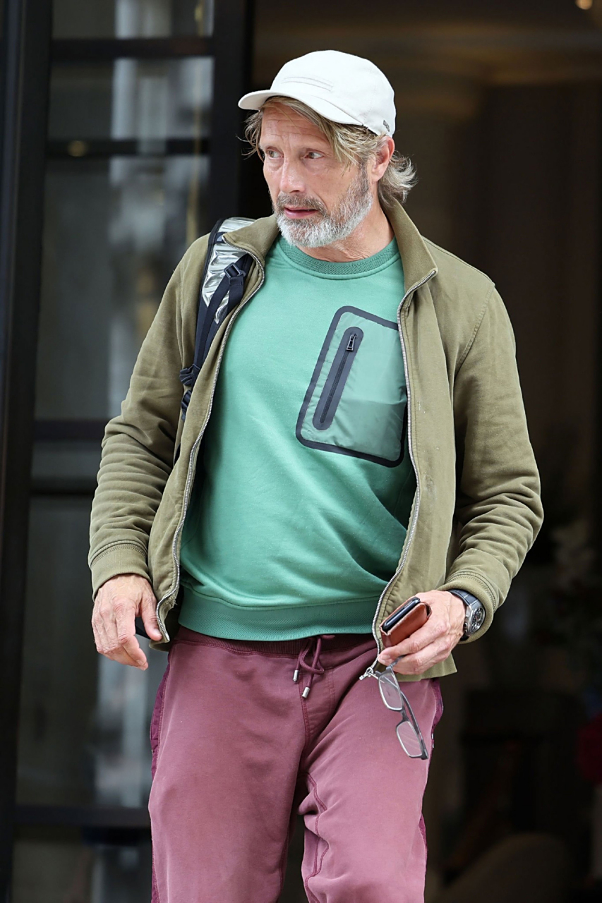 拔叔麦斯·米科尔森现身伦敦街拍