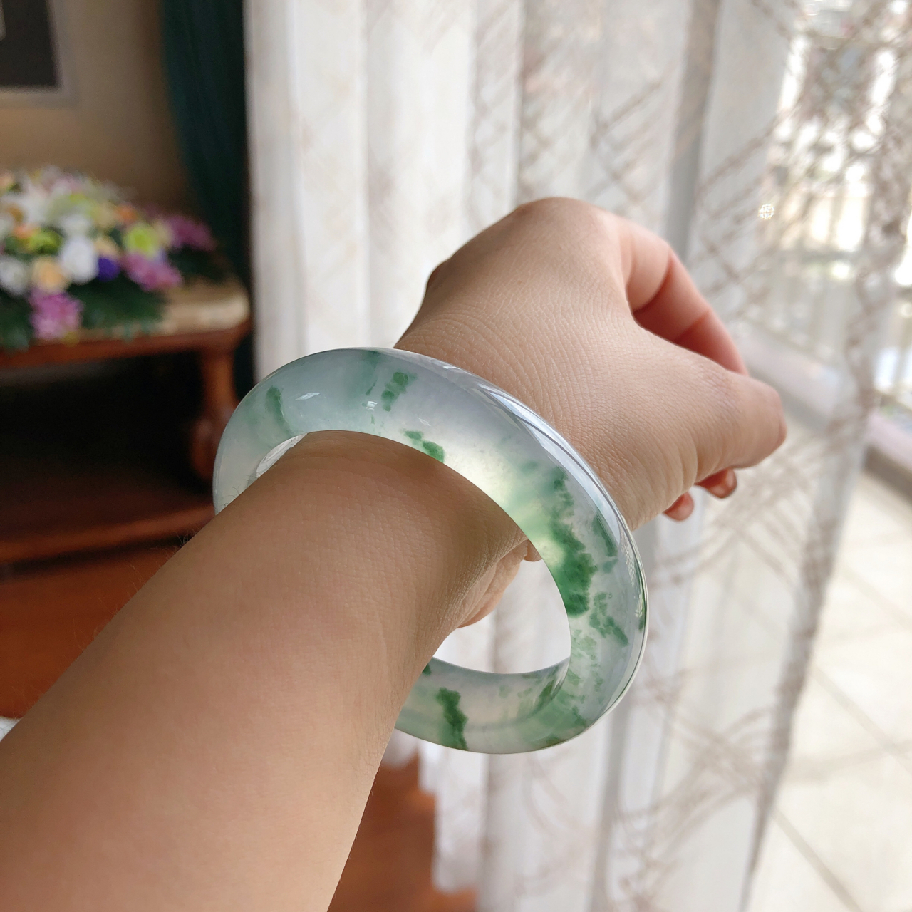 高冰绿飘花翡翠手镯 水墨丹青,曼妙生动,冰透清澈的底,飘多多绿花