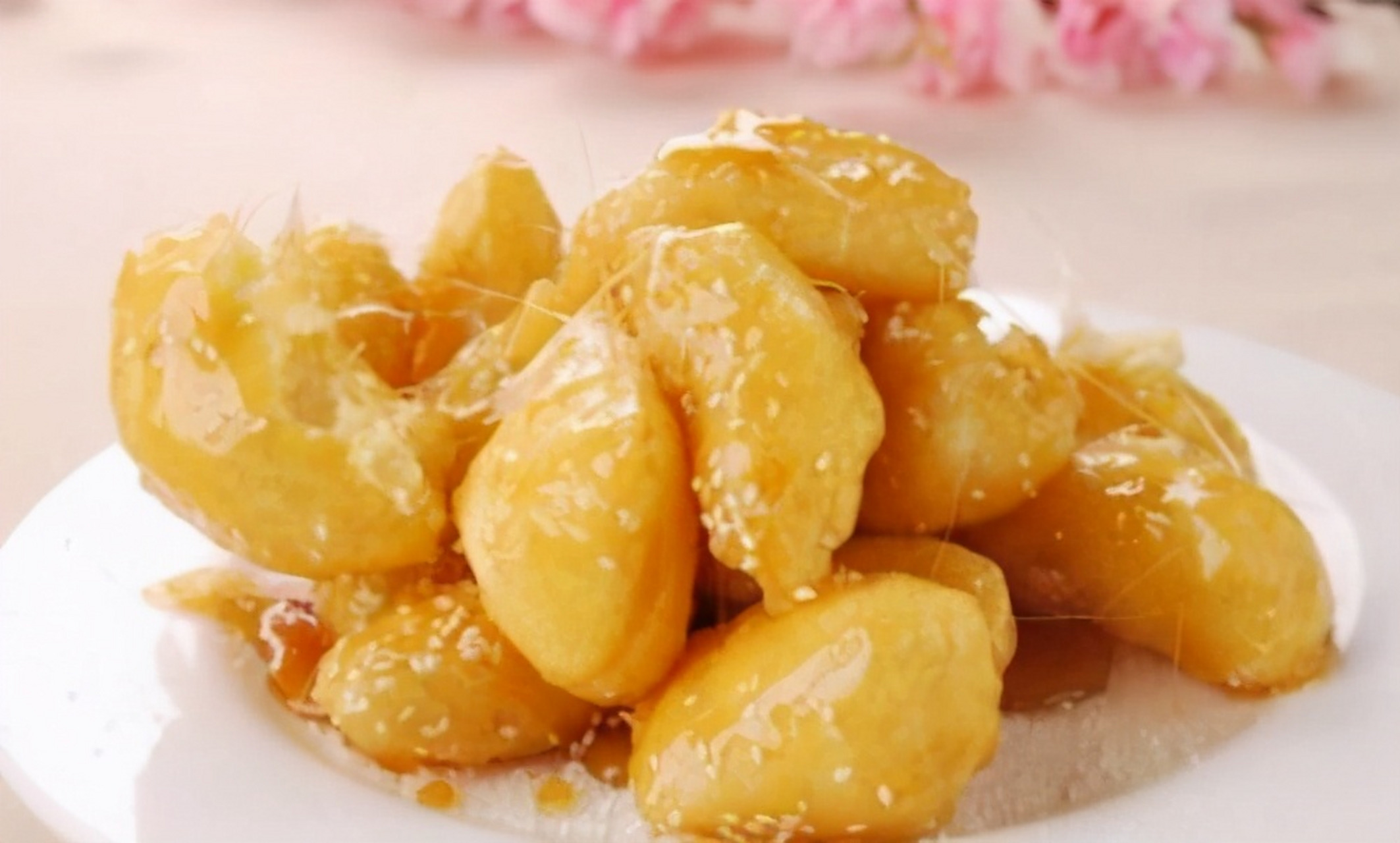 拔丝白果是一道美味可口,营养丰富的传统甜菜.