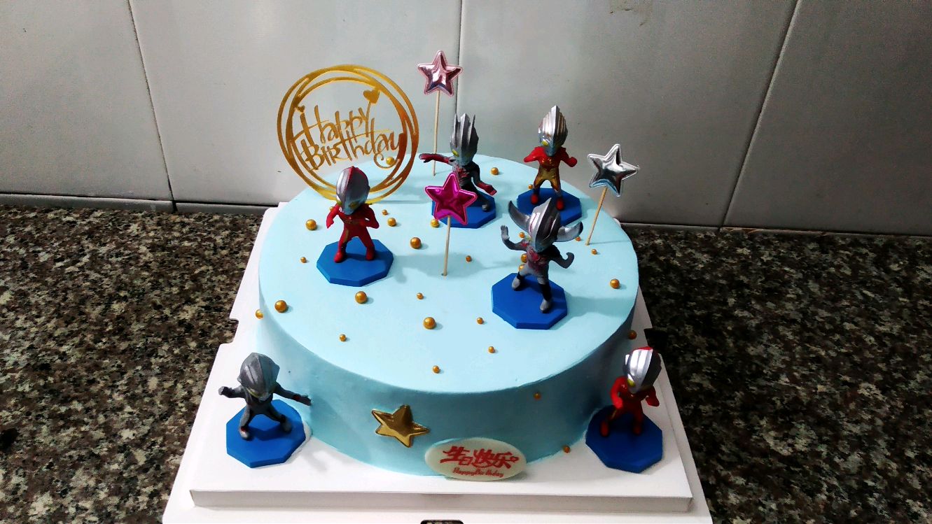 同学儿子今天生日,我在自己店里帮他做一个奥特曼生日蛋糕