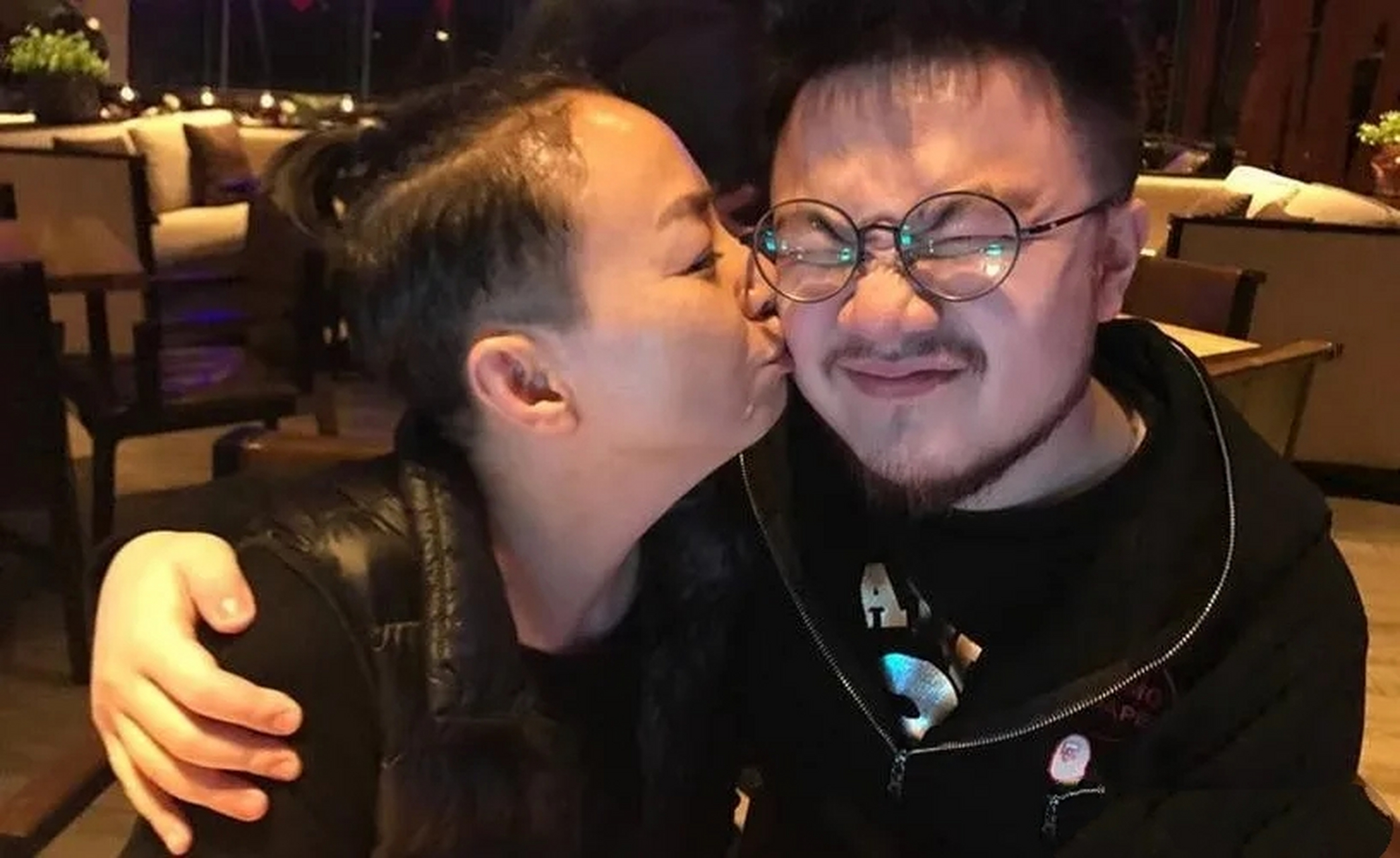 当宋丹丹在北京的亿万豪宅里享受的时候,儿子巴图和老婆孩子,却挤在