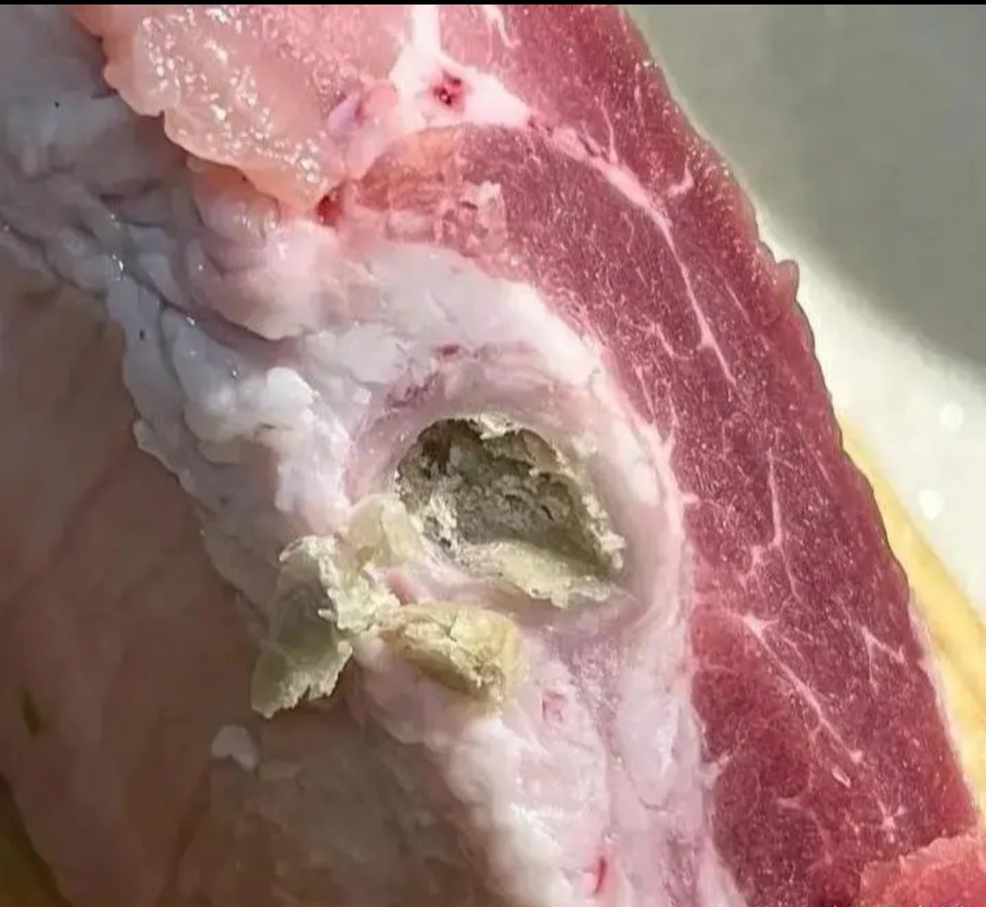 猪肉里这种淋巴是怎么形成的?有人说长的瘤子,有人说打针造成的?