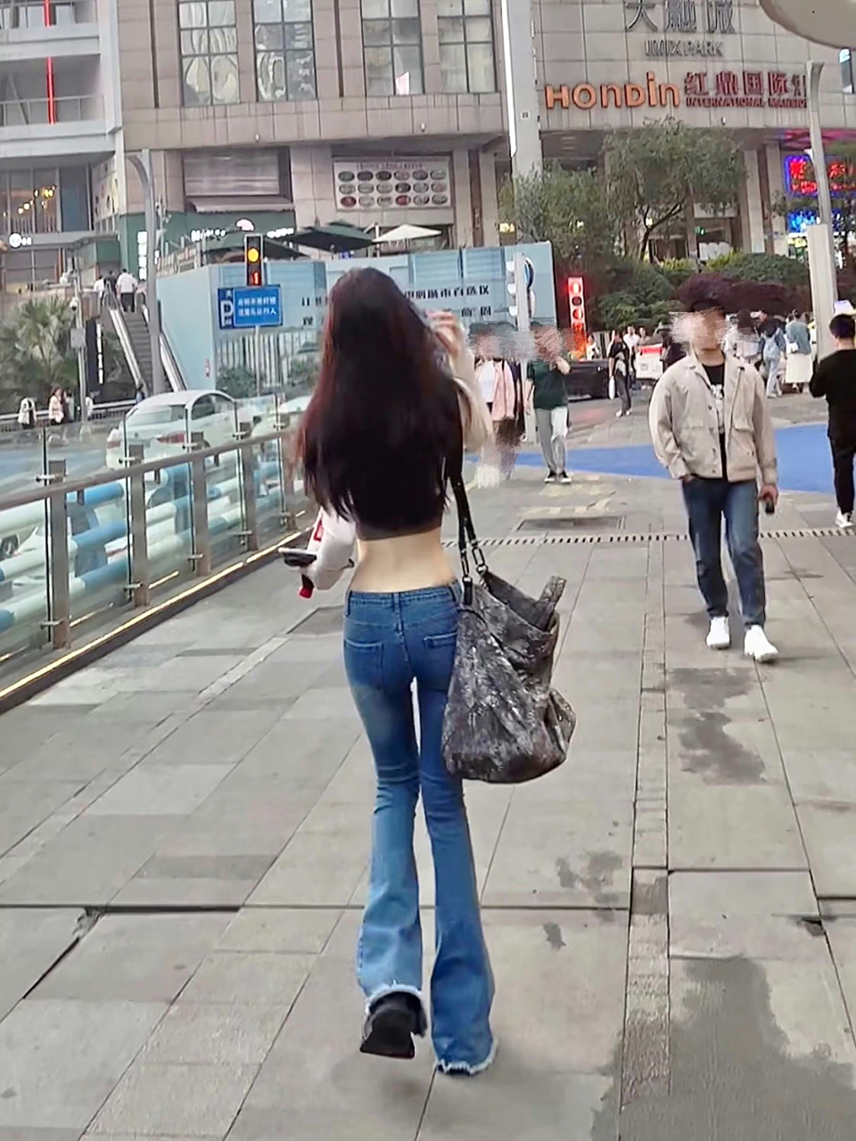 街拍美女!这背影能迷住你吗?