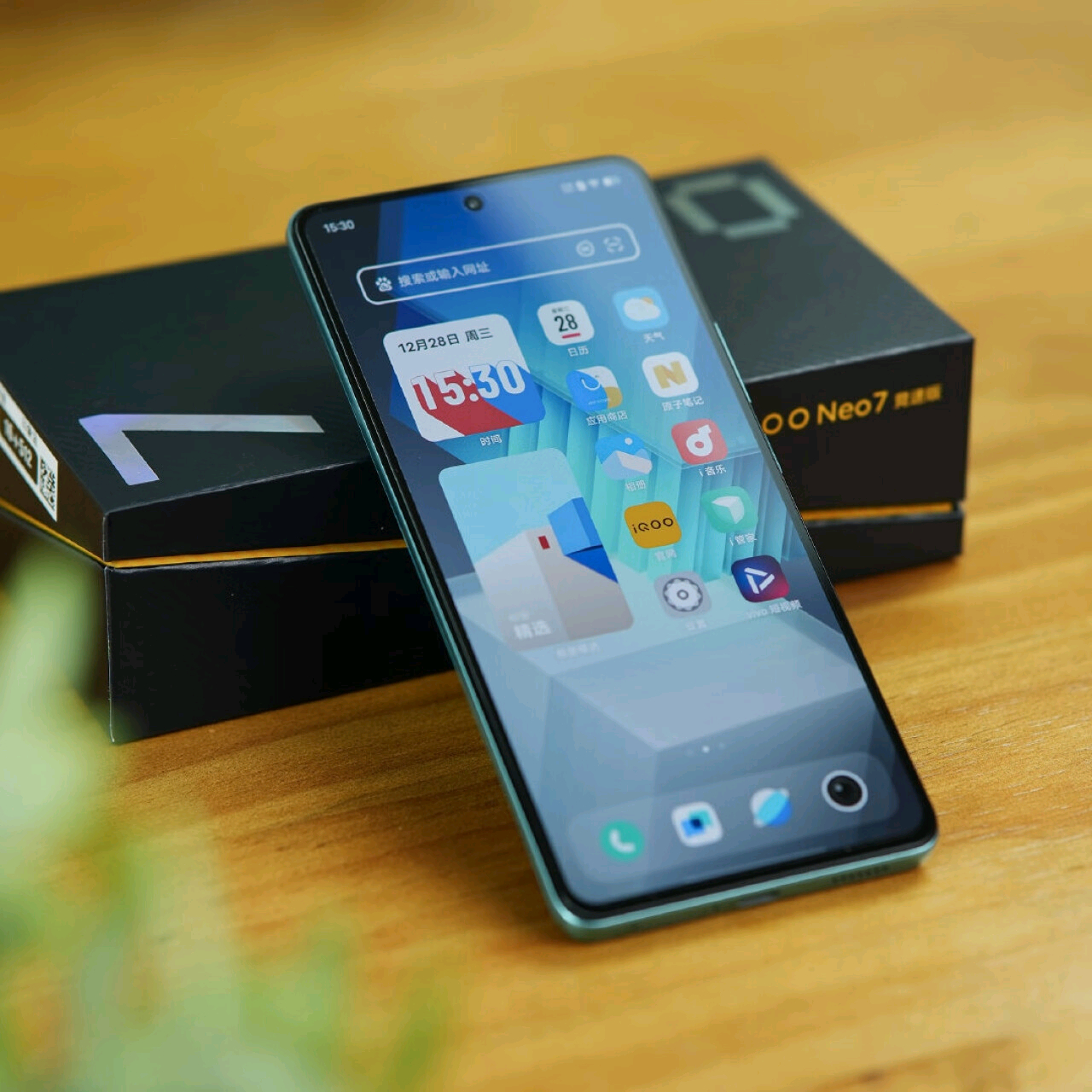 vivo iqoo neo7竞速版是一款强大的5g游戏电竞性能手机,拥有8gb 256gb