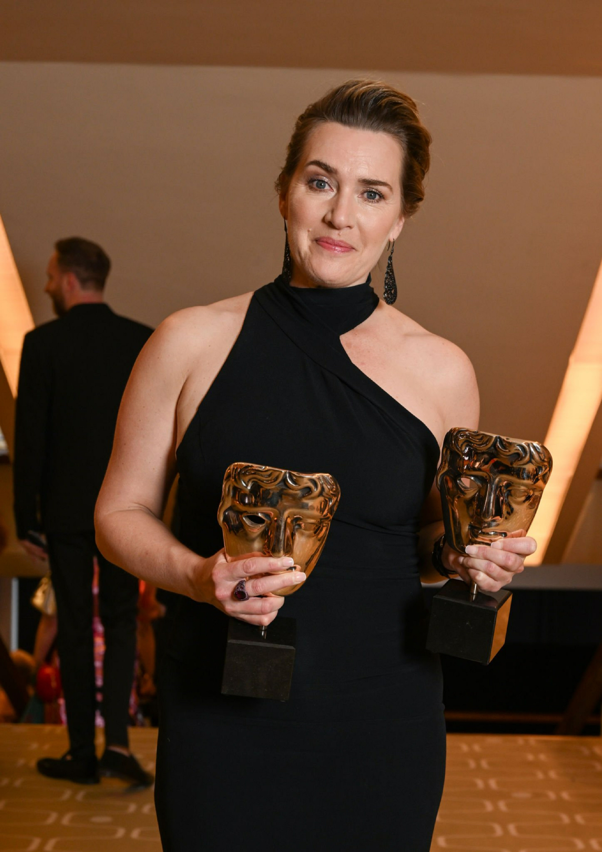 凯特温丝莱特凭借《我是》第三季获得2023年bafta英国电视学院奖最佳
