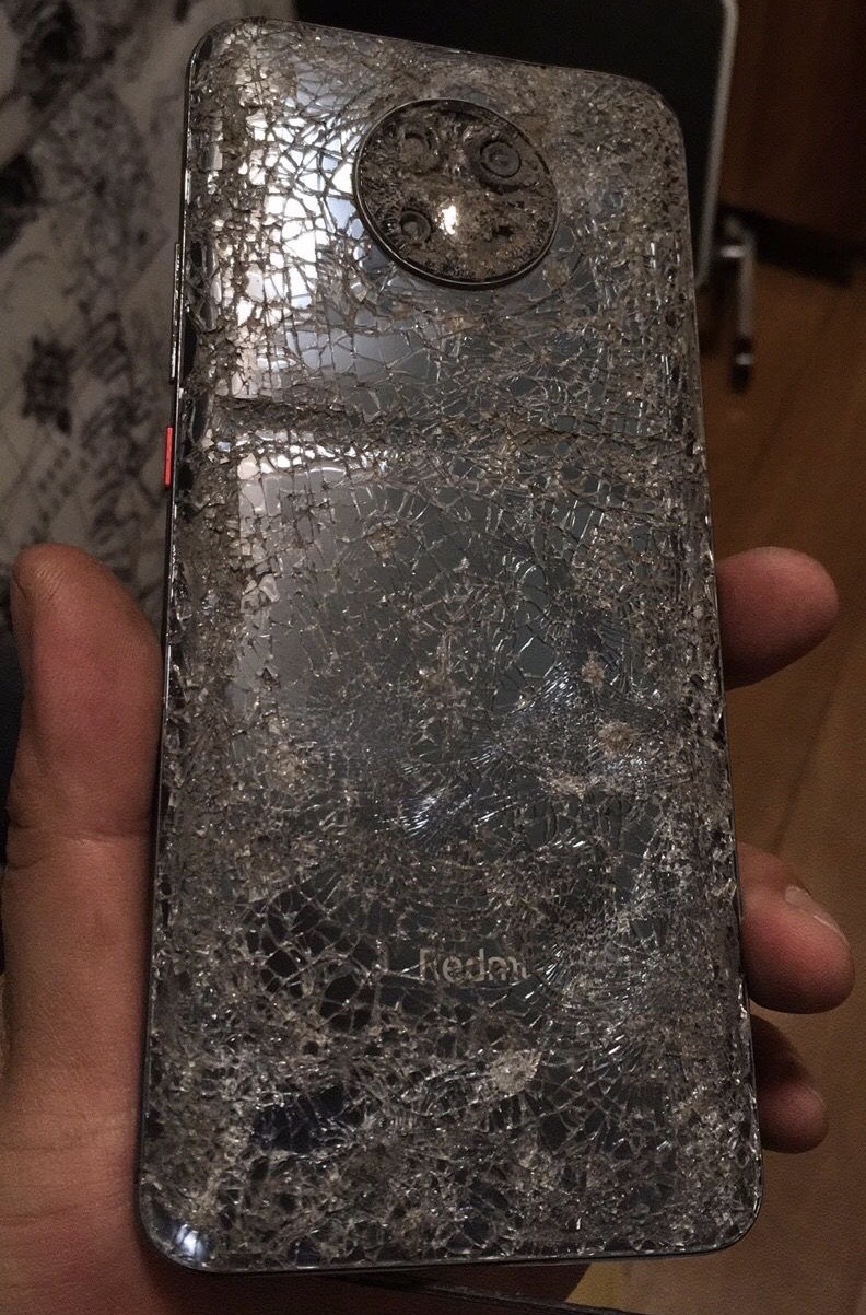 网友红米k30pro遭重卡碾压,华强北修手机师傅建议放弃维修