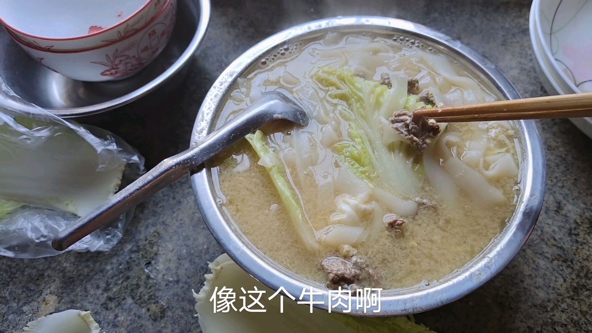 广东美味的牛肉汤河粉,做法简单又好吃,一大盆都不够吃