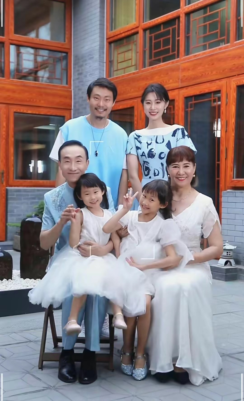 巩汉林一家6口同框!