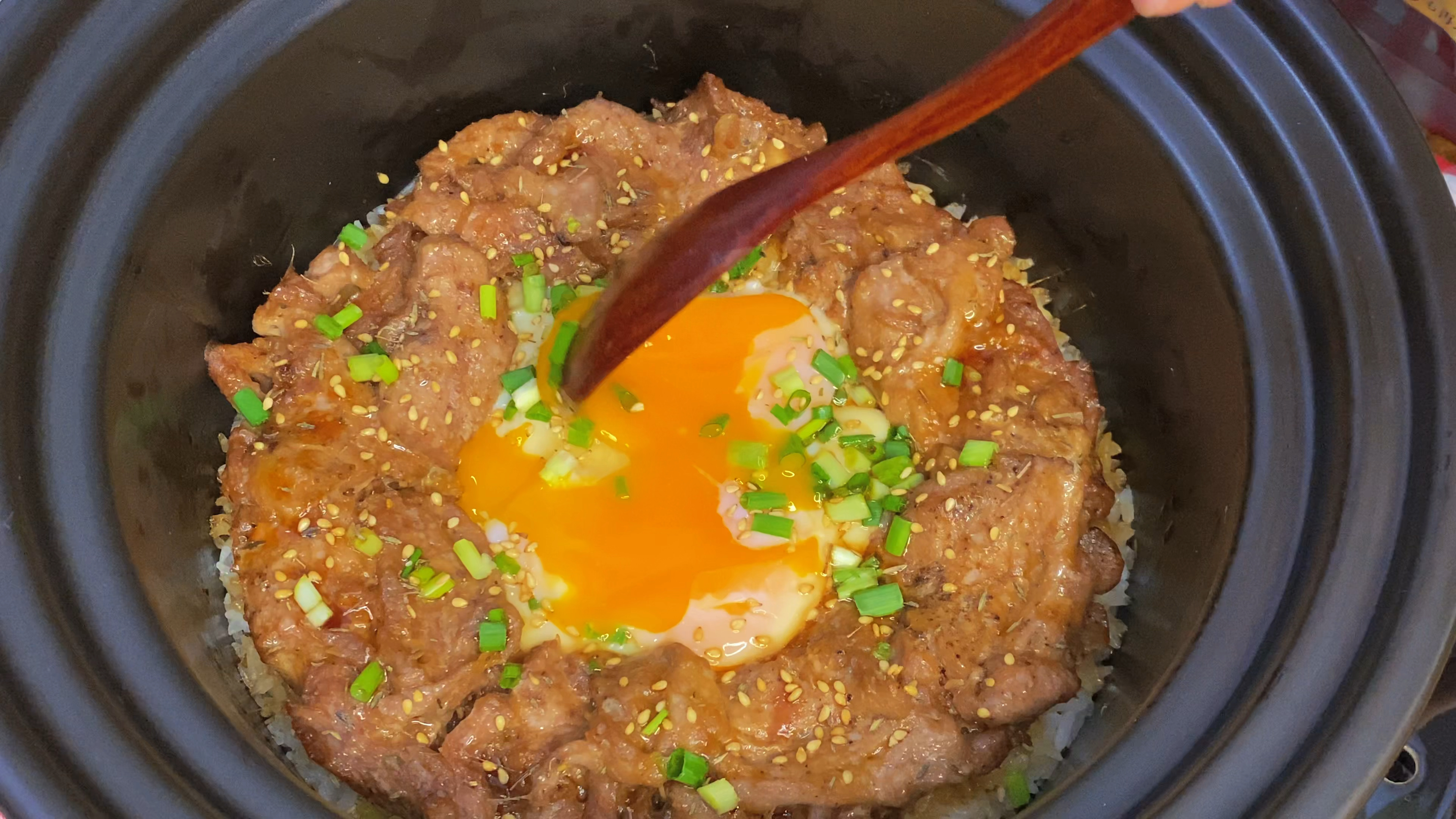 窝蛋牛肉饭,懒人版电饭煲美食,一人能吃一大锅
