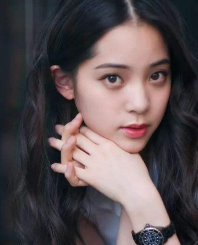 演员女星欧阳娜娜喝汤风波升级