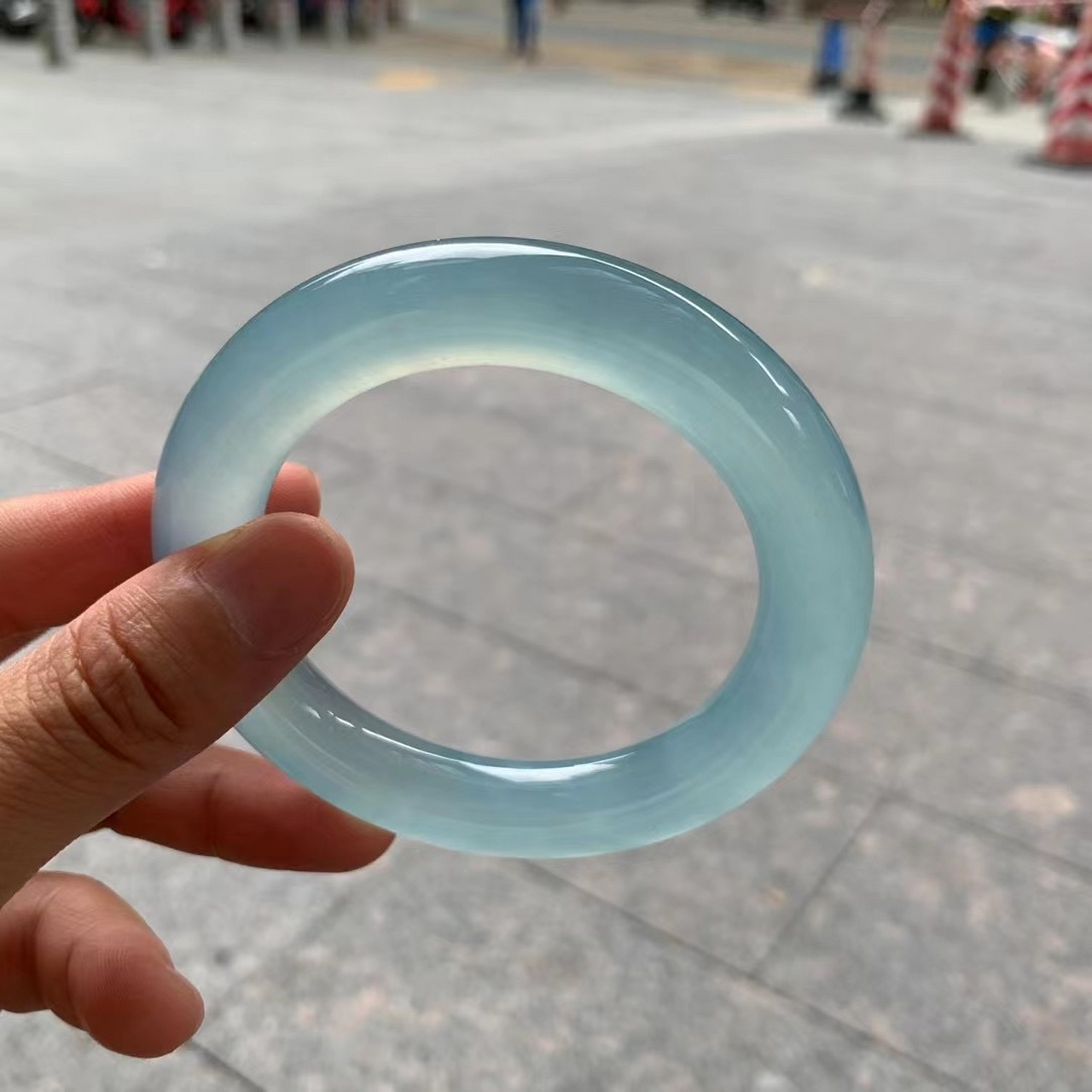 分享翡翠手镯,冰蓝料子,极致蓝水,如天空一样湛蓝,大海一样纯净,给人