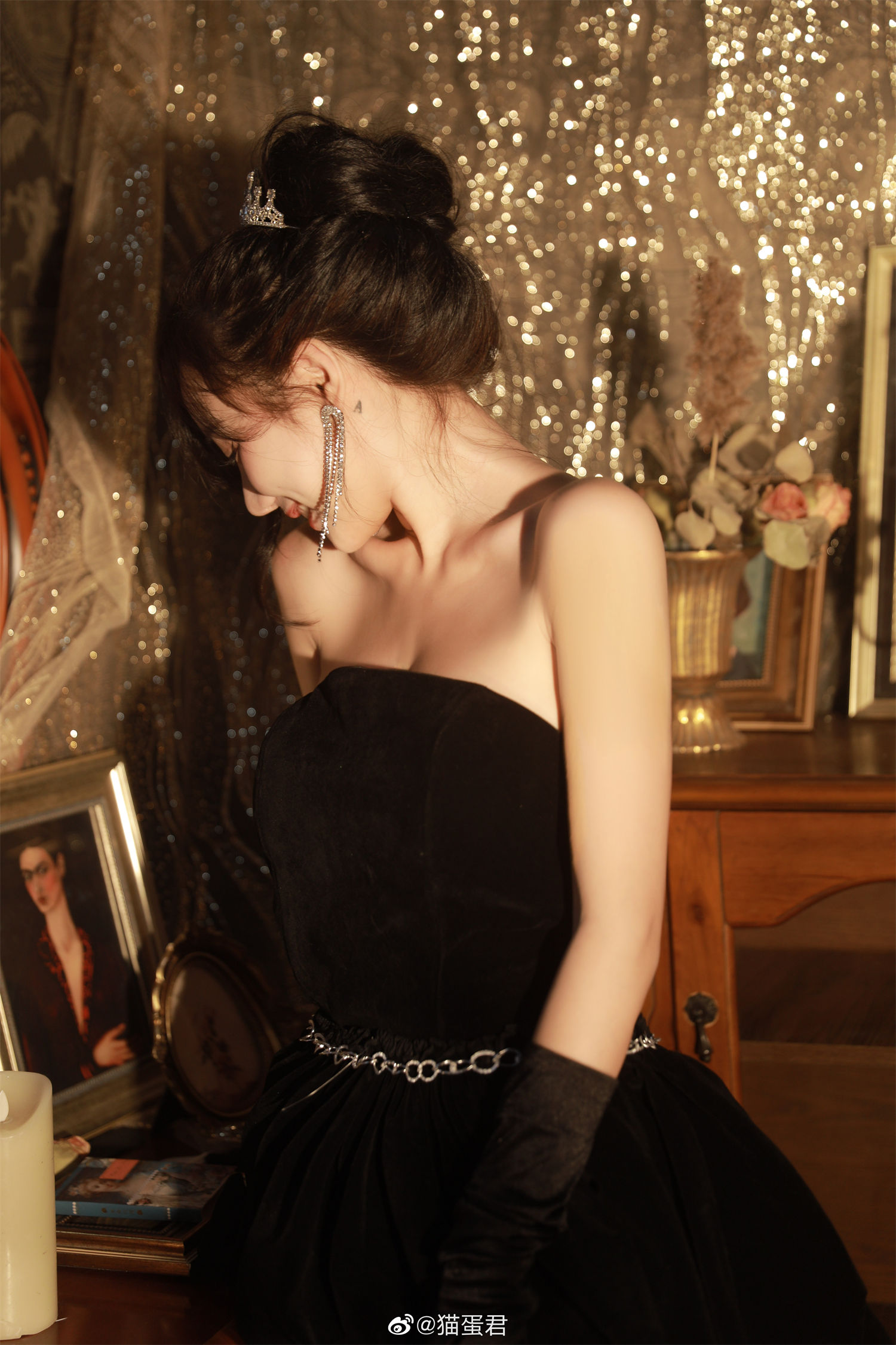 洛丽塔大哥微博秒删图，蜡烛摇曳下的侧脸楚楚动人