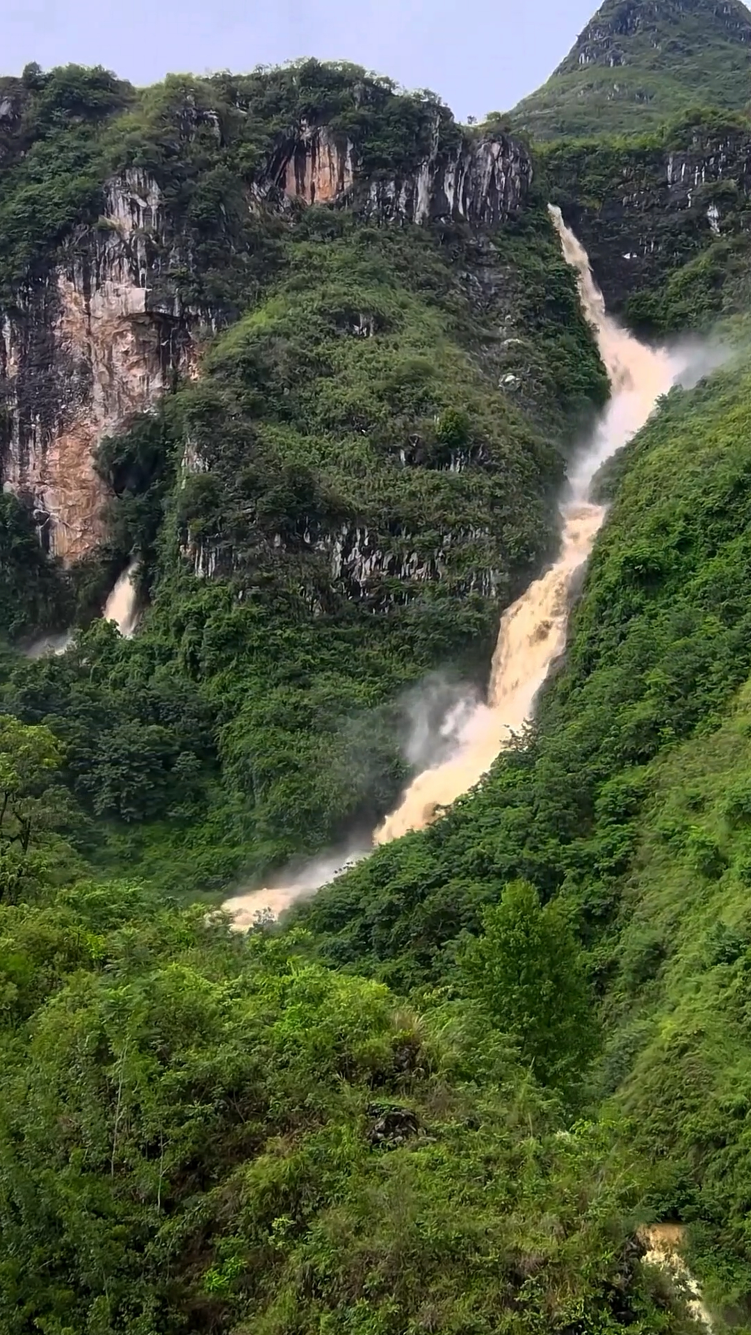 贵州深山里的野瀑布宛如一条巨龙盘旋而下这气势太壮观了
