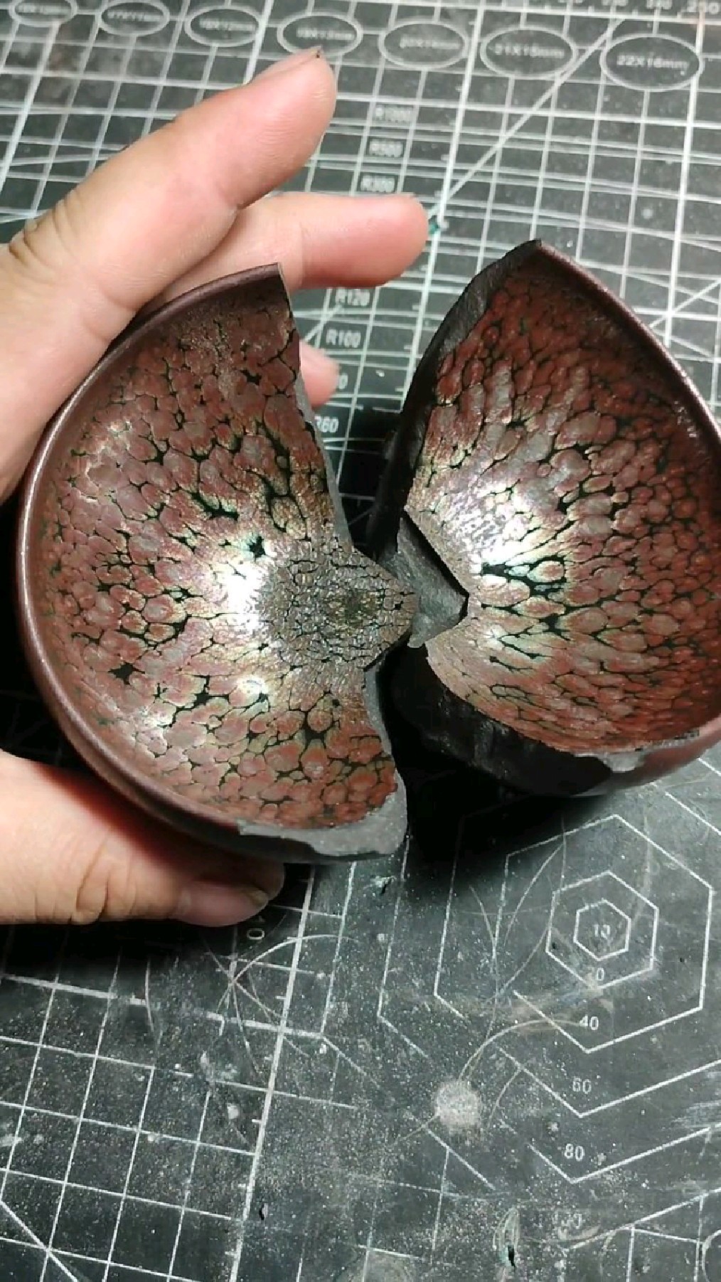 粉丝建盏裂两块口沿大缺肉找锔瓷匠无胶修复-度小视