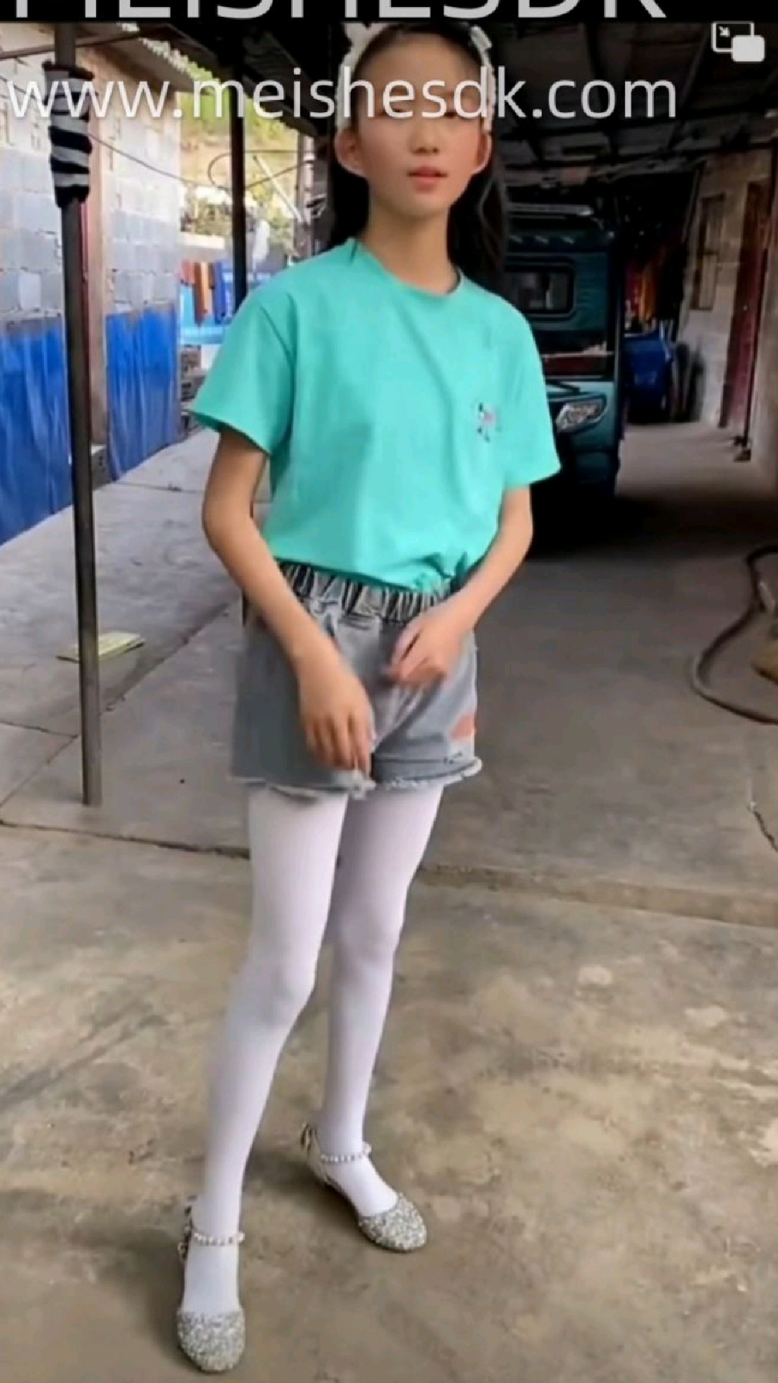 小女孩在家里走秀白袜真不错啊