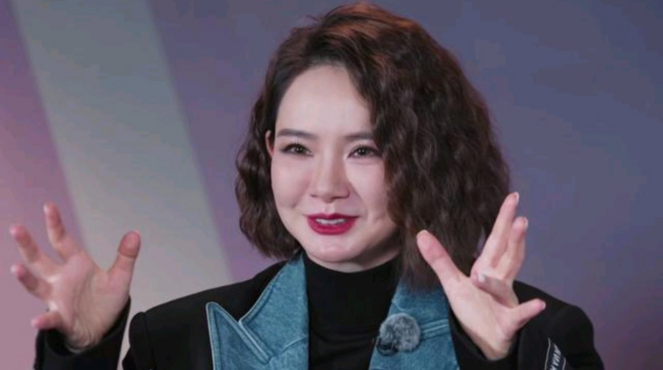 戚薇在《女子推理社》节目中的产后状态引发了网友热议,展现了她作为