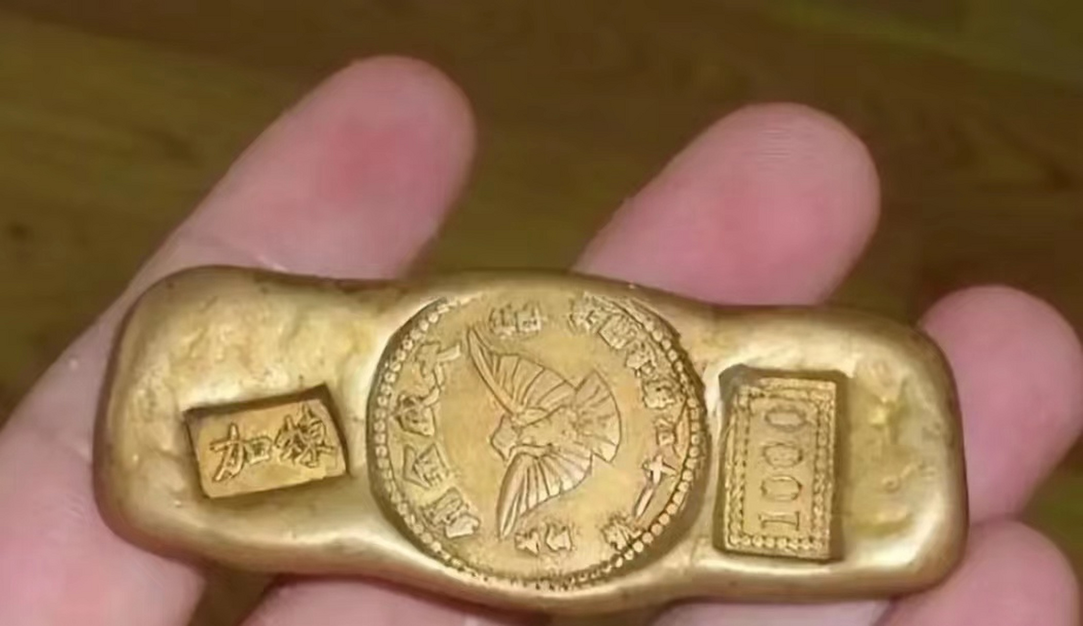 民国时期的一根"大黄鱼",指的是一种10两重的金条,约313克,由民国政府