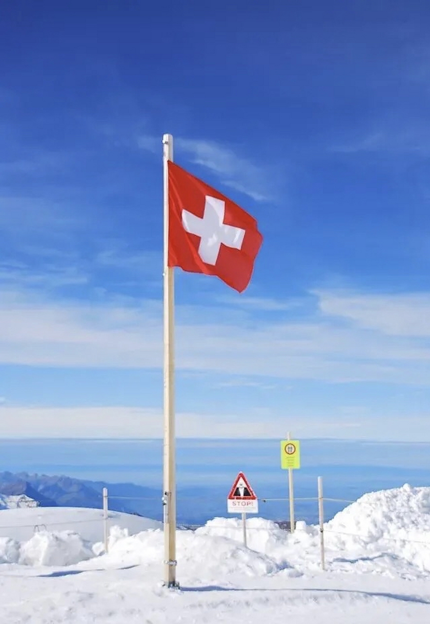 讲个笑话,瑞士是永久中立国, 俄乌冲突后他不是了,封了俄国人帐户.