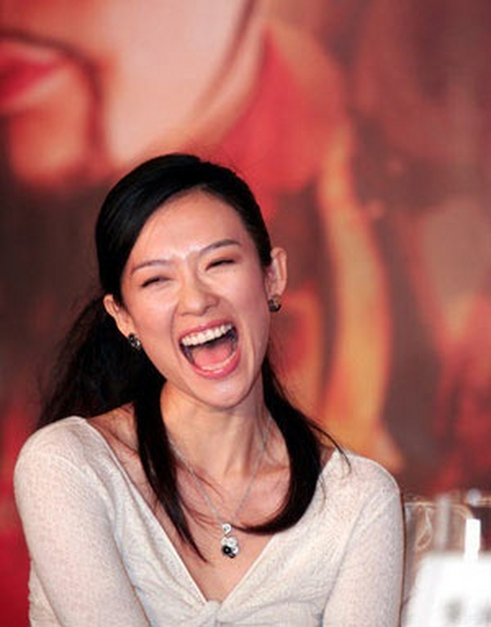 章子怡笑起来太好看了,面若桃花,青春洋溢,!