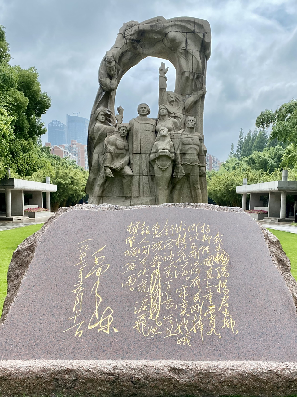 走进龙华烈土陵园,举目四望,鲜花遍地,林木