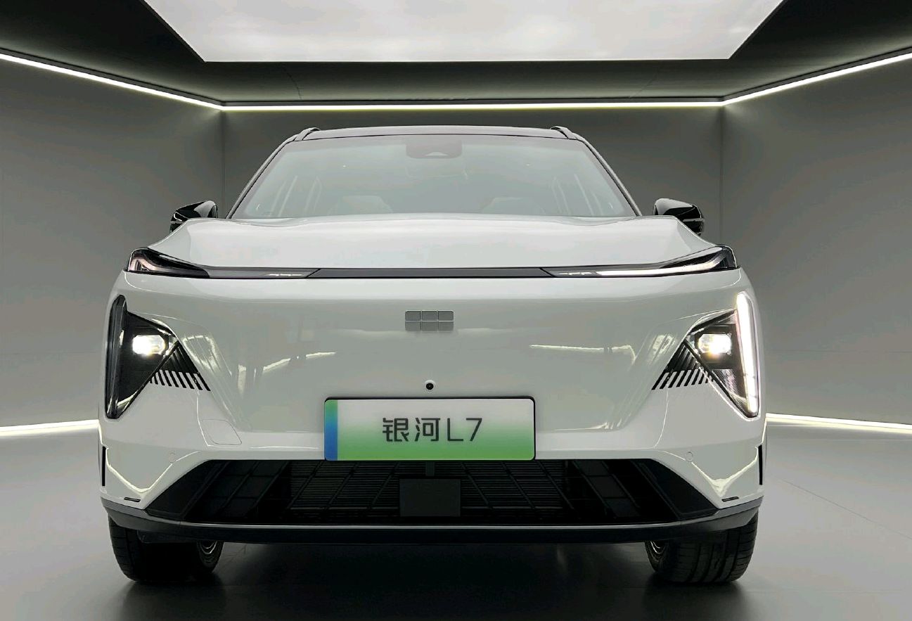 吉利银河l7"实车进店",新车标 前卫造型,这次压力给到比亚迪
