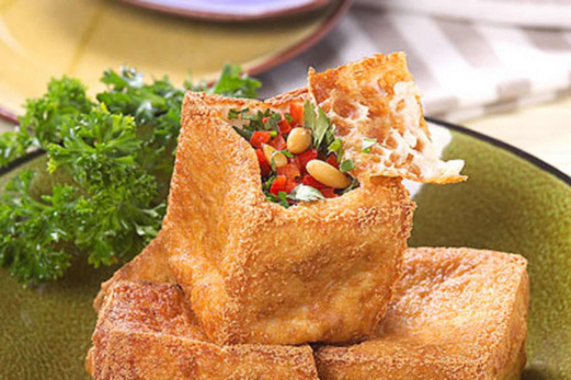 曲阜熏豆腐,又称"孔府熏豆腐",是驰名中外的一种特色传统小吃,产于