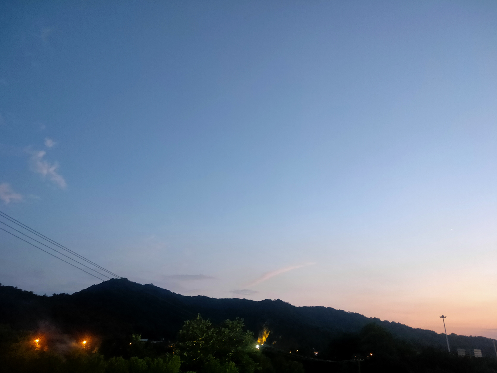 夏夜风 山长云远天凝紫, 水榭孤亭袖底风.