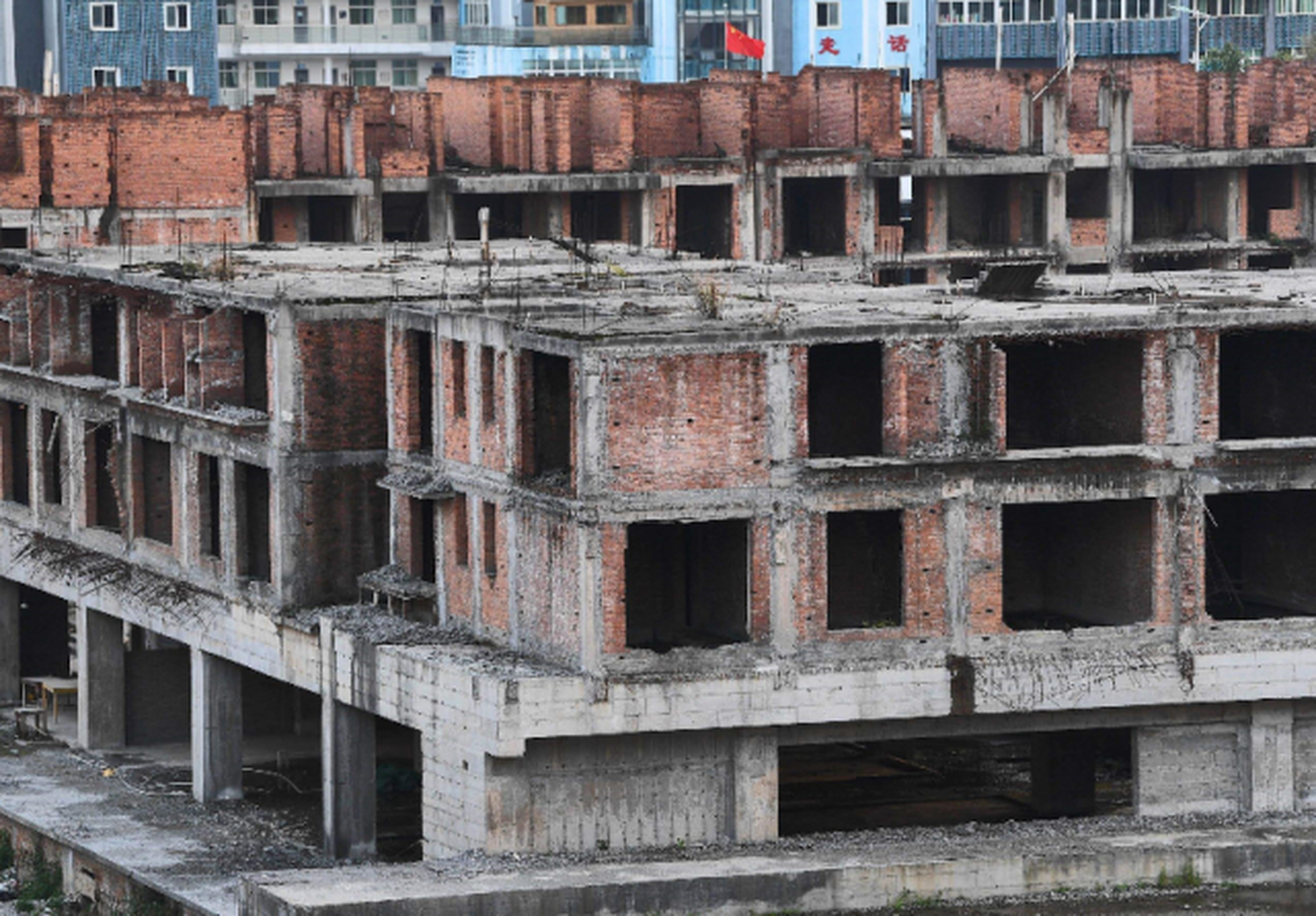 因为他烂尾楼一百六十二万套房子可能会有六百多万人无家可归,而且