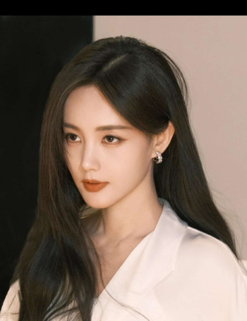 看李一桐的侧脸清纯甜美,看她就像这盛开的花朵一样粉粉嫩嫩的好可爱