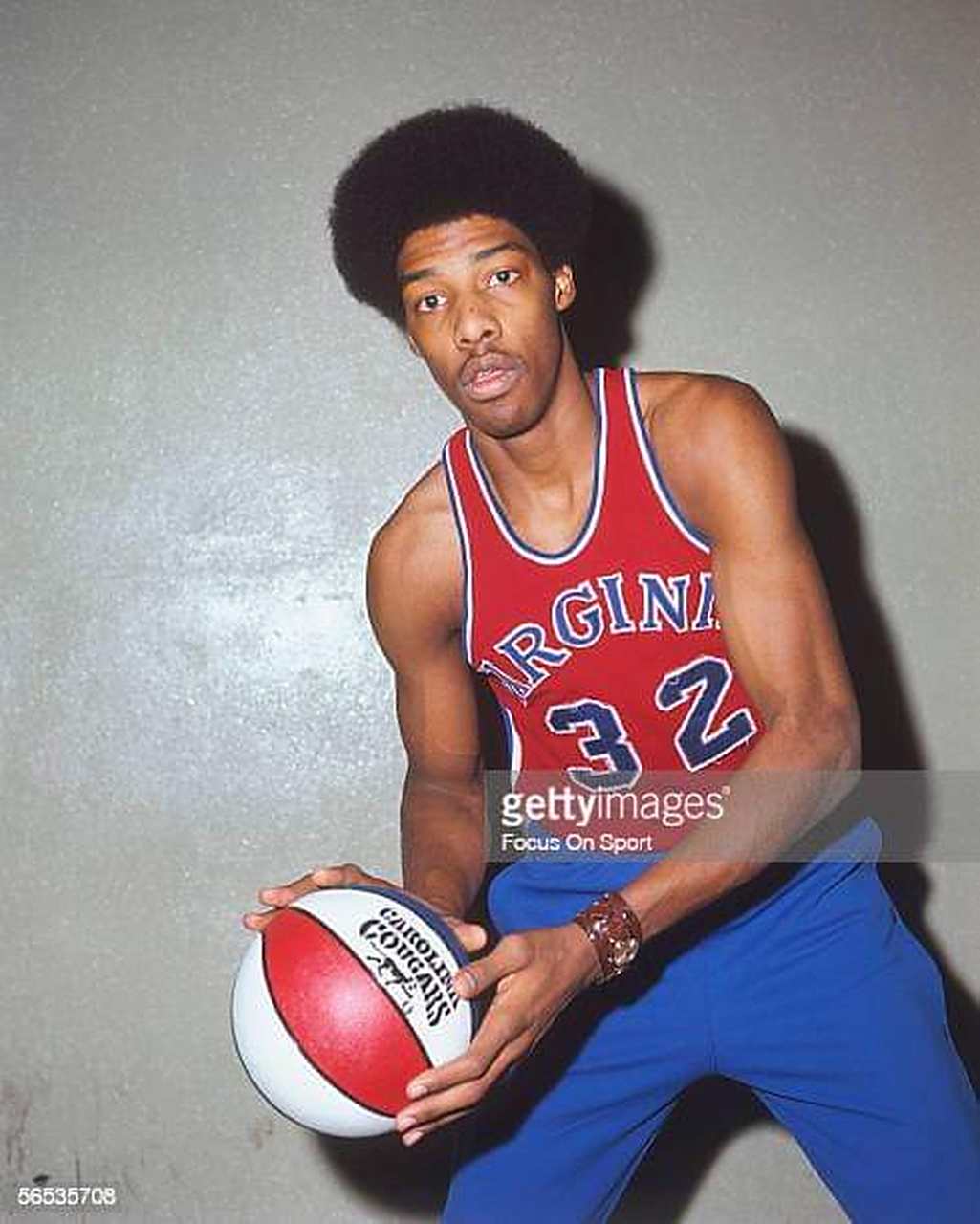 j博士,也被称为朱利叶斯·欧文,在弗吉尼亚队和纽约篮网队效力期间,在