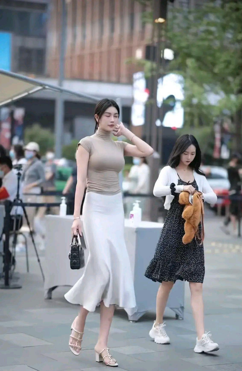 其实你四川重庆街头走一走,会发现很多美女比明星好看!