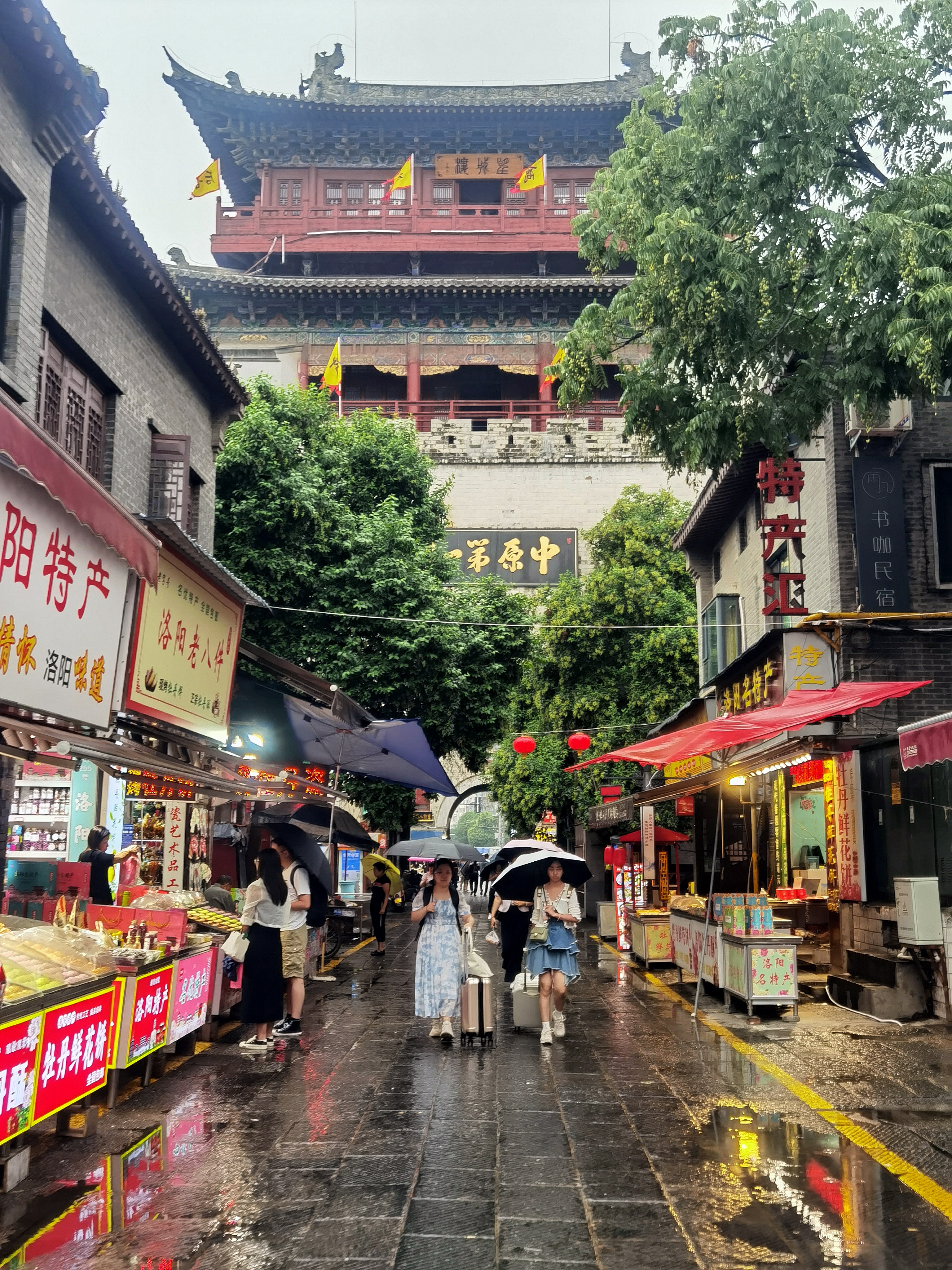 雨中漫步洛阳老城西大街,感受历史文化古街的与众不同