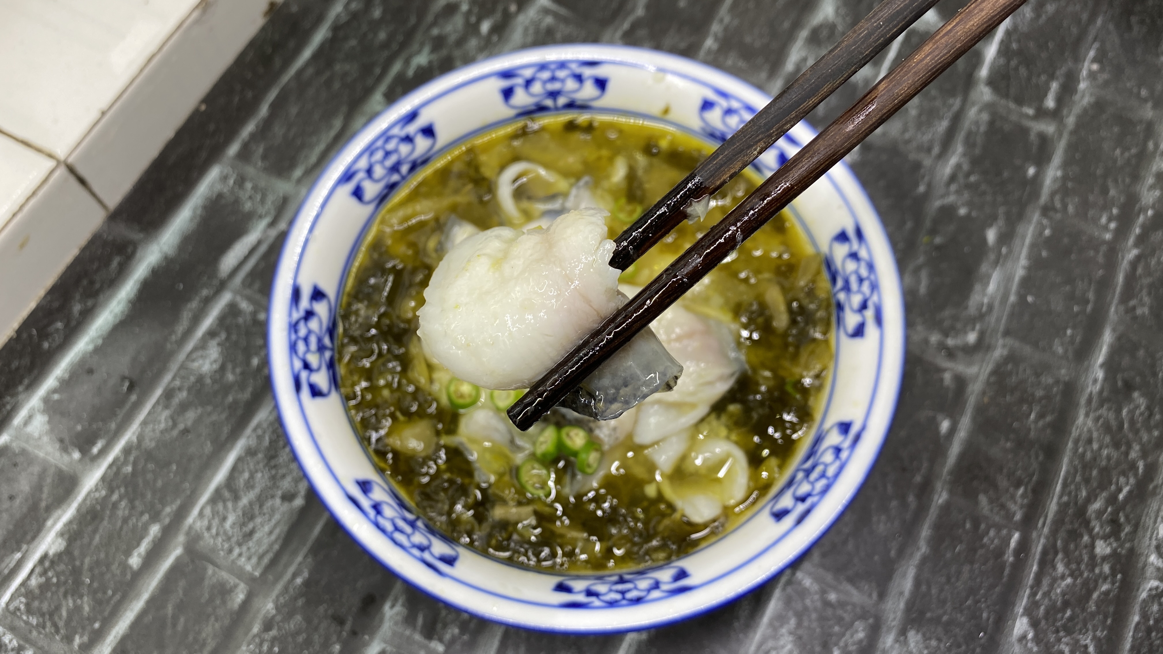 1分钱酸菜鱼,三分钟搞定一份菜!这味道简直绝了,好吃看得见