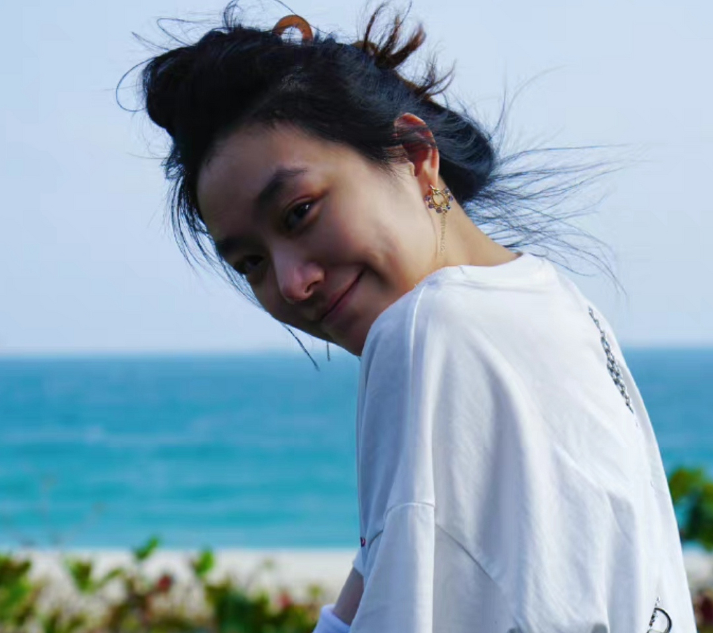 孙俪妹妹孙艳晒旅行照,气质和姐姐一样洒脱,站在海边吹海风惬意十足