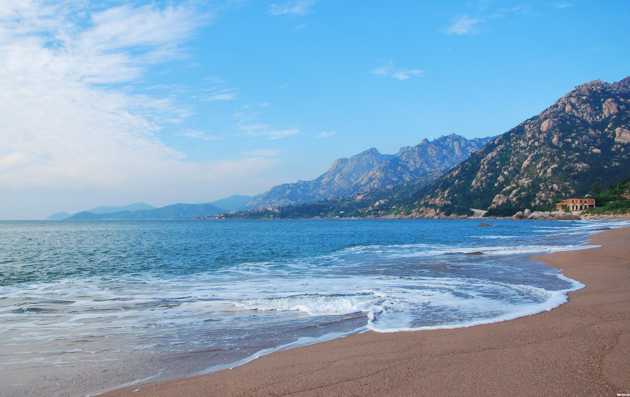海边风景美,自拍照片帅. 一边喝啤酒,一边晒太阳.
