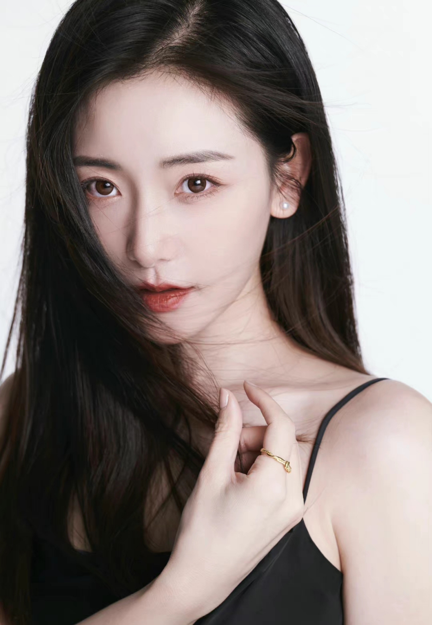 孟璐的五官真是立体又标致,尤其那双炯炯有神的大眼睛,分外的迷人!