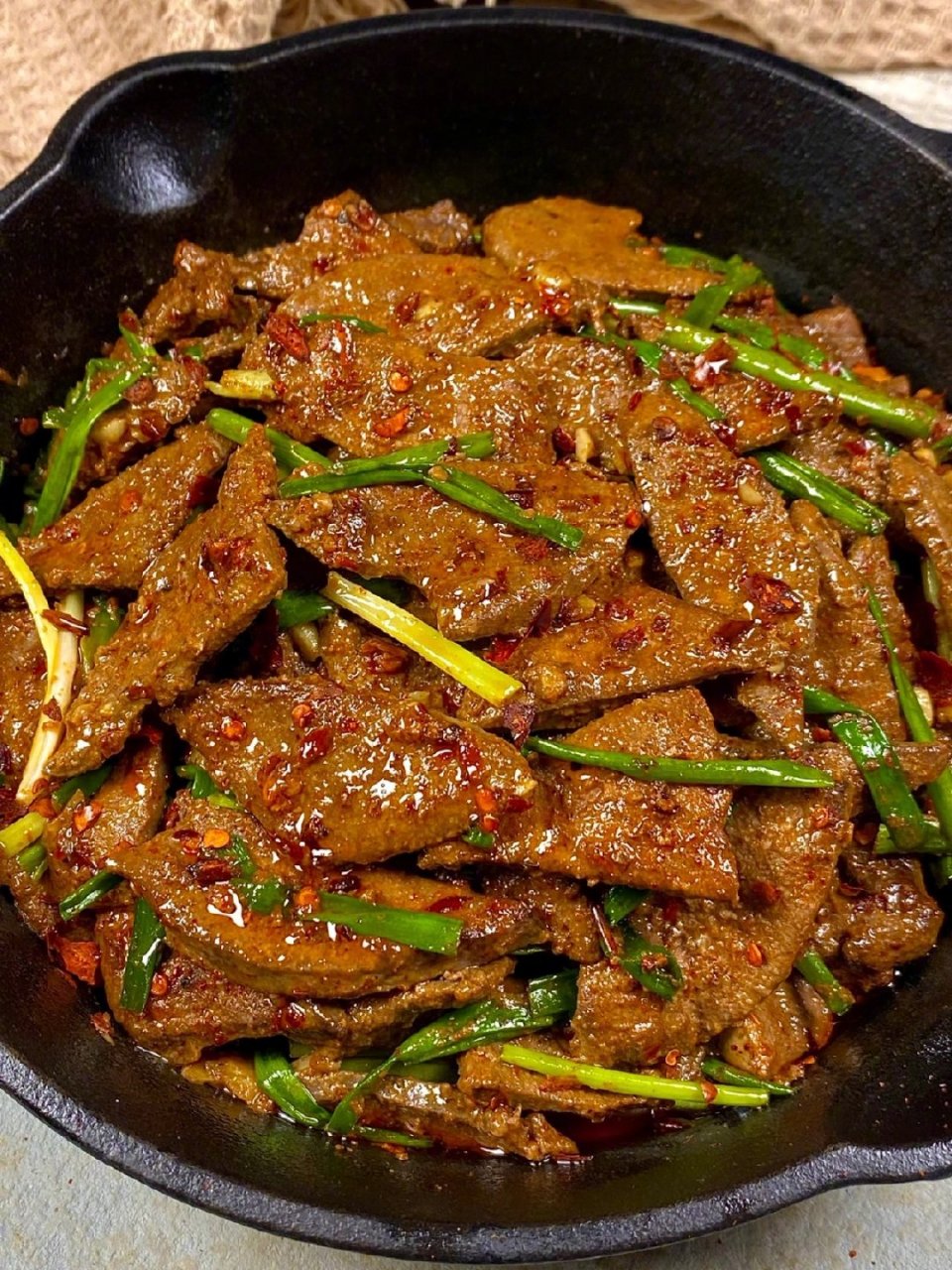 今天晚饭吃了一道超级好吃的葱爆猪肝,真的让我欲罢不能!