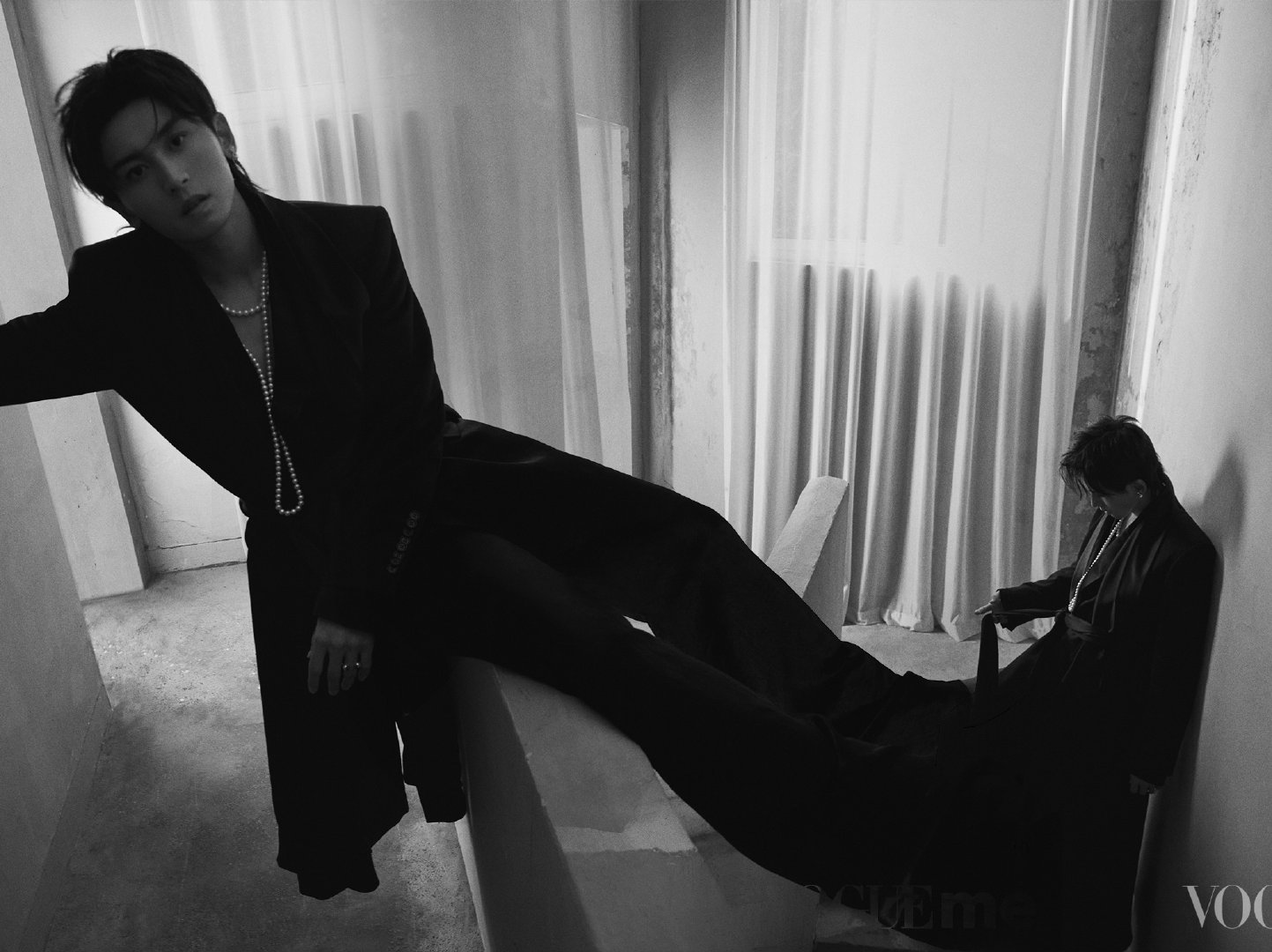 张哲瀚 vogueme六月刊封面大片,各式西服搭配珍珠配饰,精致时尚