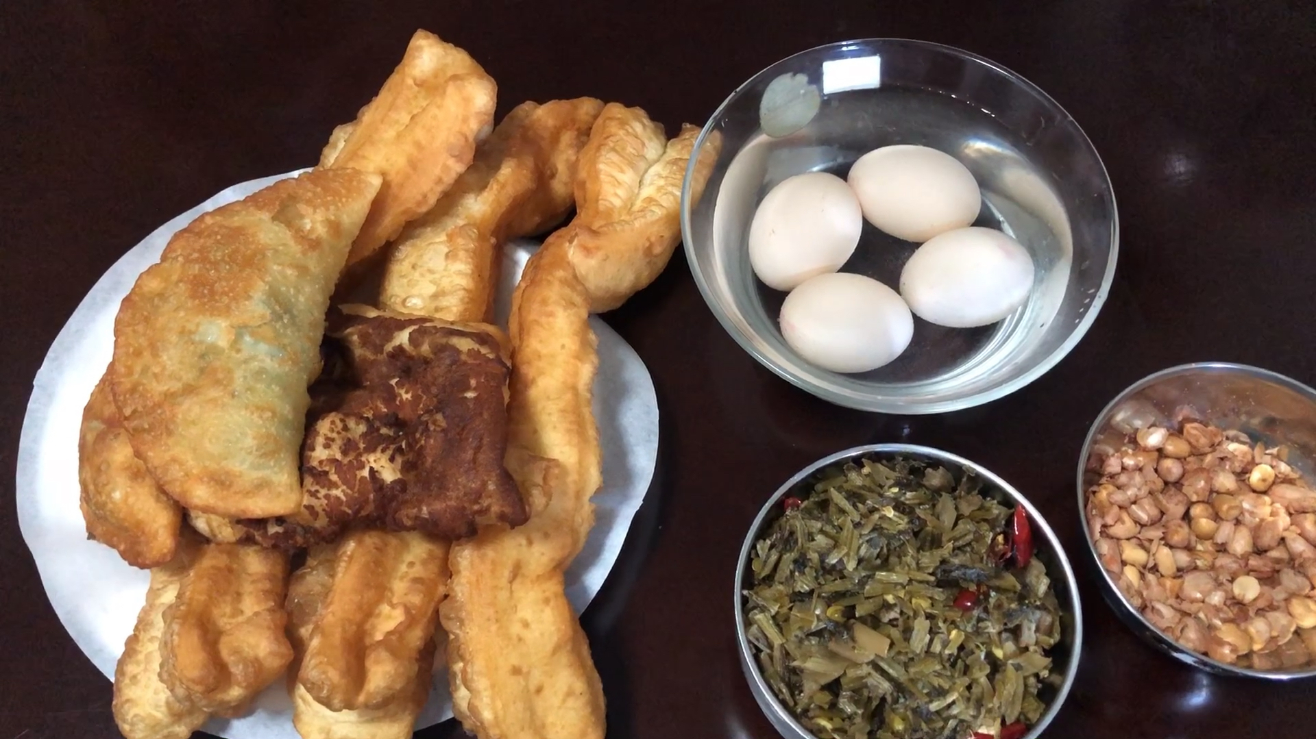 四个人的早餐花了七元钱,菜饺油条咸菜配上二两酒,舒服