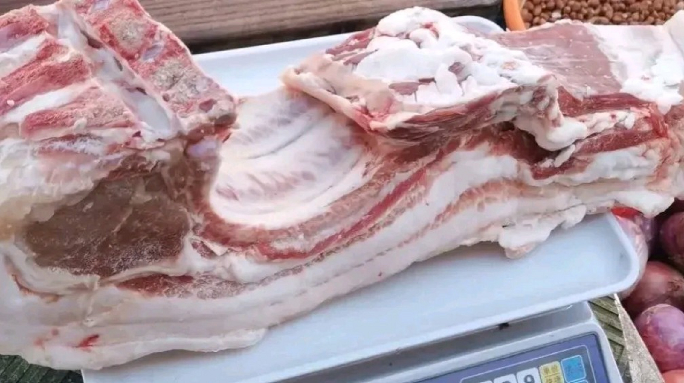 一斤肉11块钱,一斤排骨14块钱,如果买肉的时候再买点排骨,老板就按11