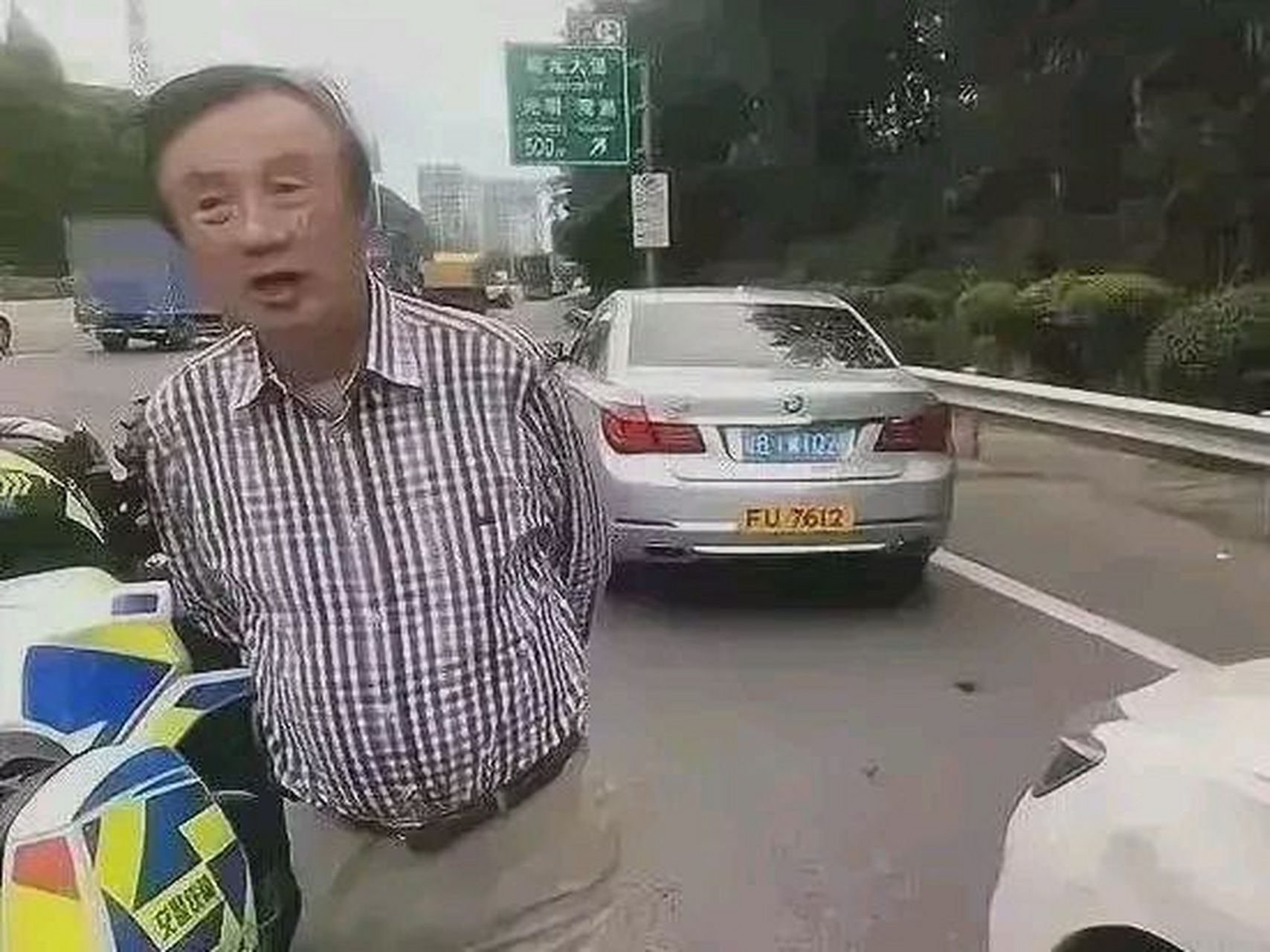 雷克萨斯570是任正非,宝马730i也是任正非,任正非开着标致308s还是