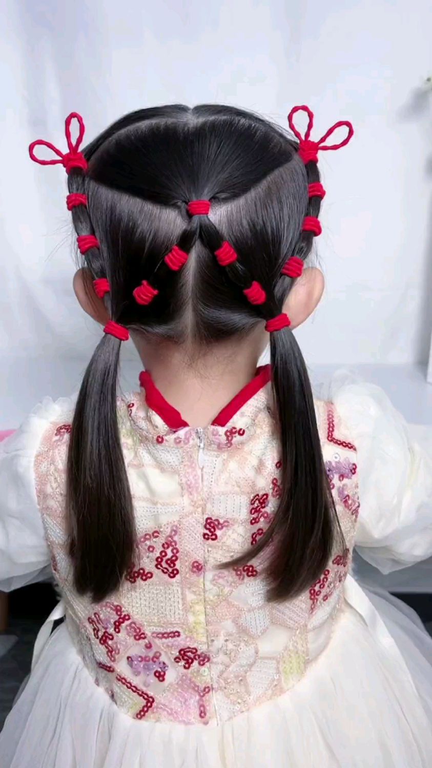 儿童编发:用小皮筋做个兔耳朵造型,新年发型就完成啦,真的太简单了