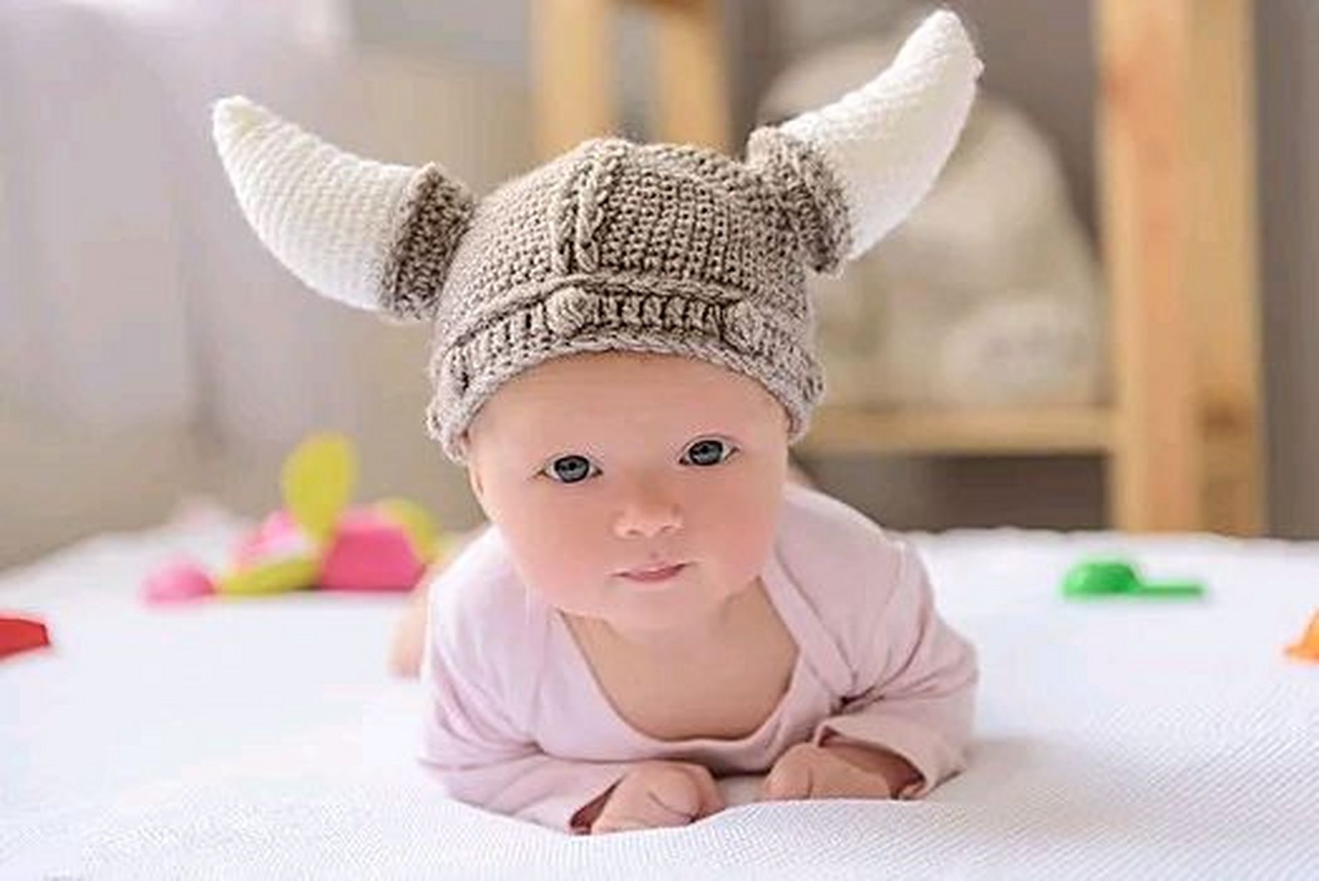 0-10个月宝宝俯卧位历程 正常足月儿俯卧位时,头偏向一侧,膝屈曲于腹