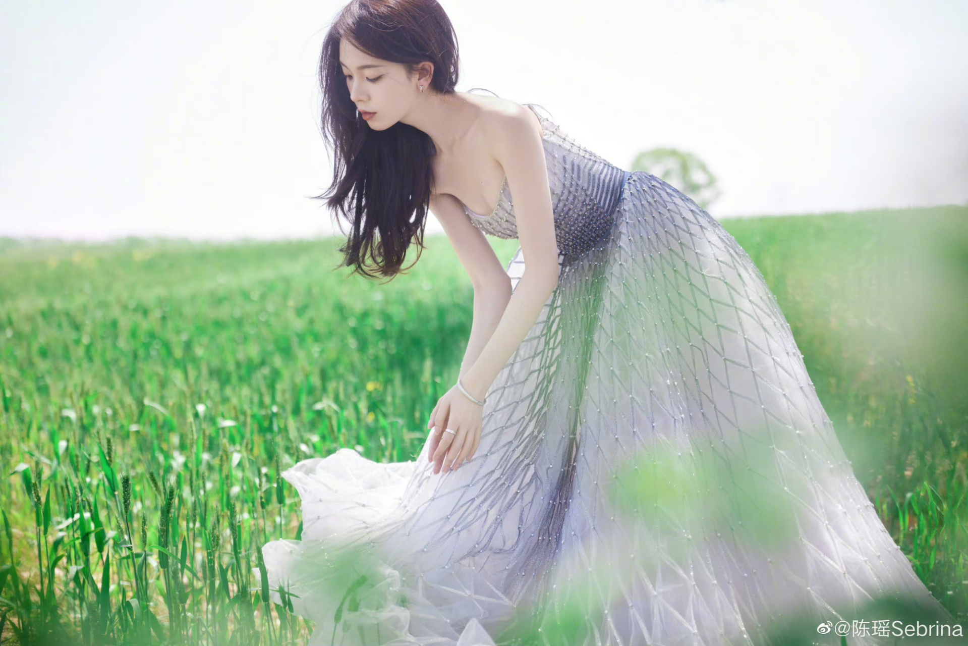 陈瑶身穿紫色礼服裙,美到飞起.