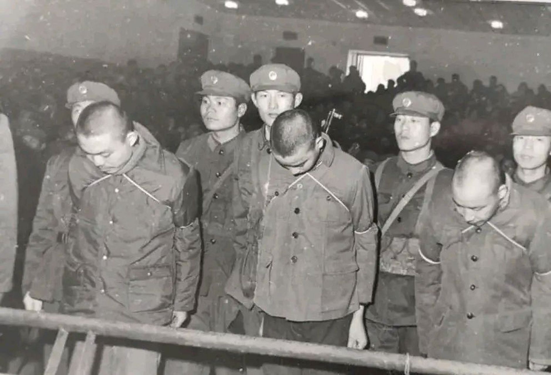 在1983年严打中,几个男青年在公审大会受审,颈部均系绳索,绳索具有一