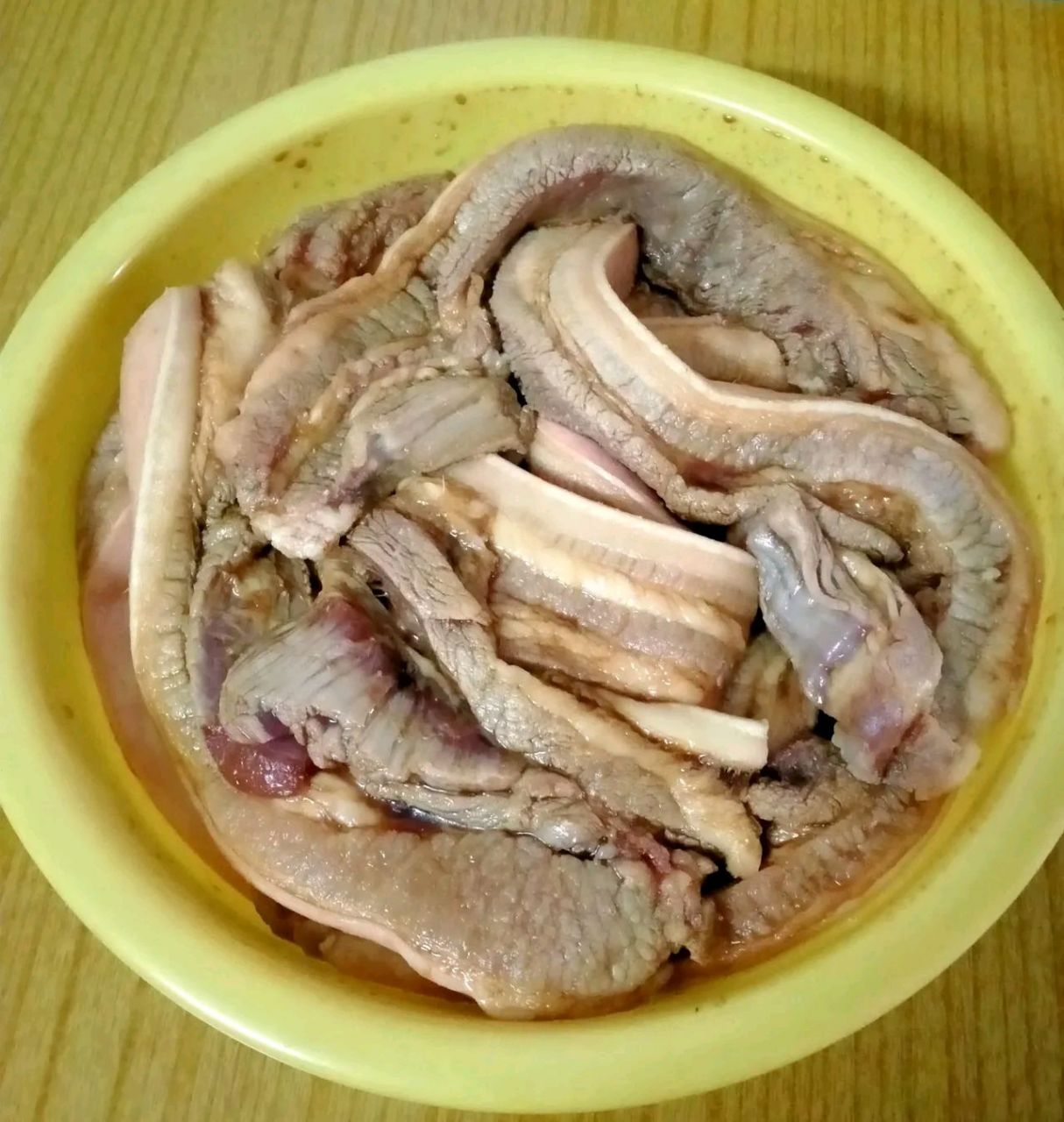 今天又买了13斤猪肉晒腊肉,因为我买的多,老板优惠了两块钱一斤,13斤