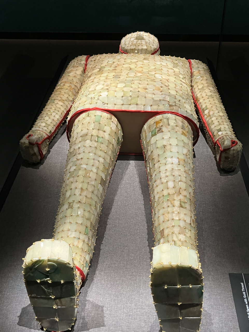 这种玉匣就是人们日常说的金缕玉衣.