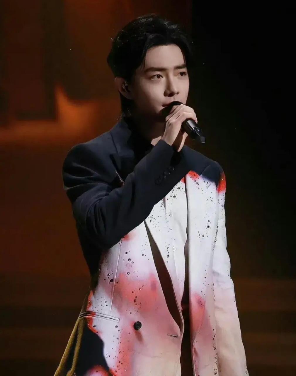 肖战6月29日在"2023湾区升明月电影音乐晚会"上以一曲经典老歌"潇洒走