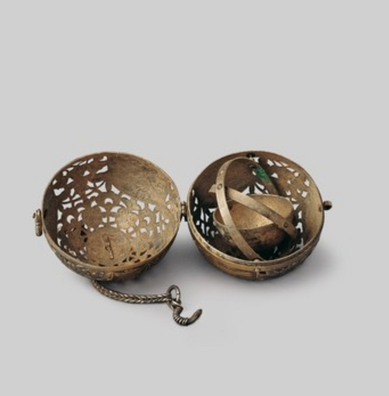 【如果国宝会说话】 鎏金银香囊 香囊由两个半球组成 有子母口可以扣